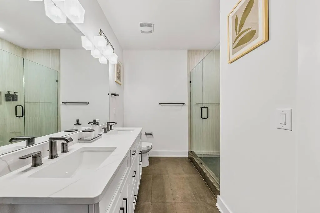 Modern 4Br Retreat In Uptown! Villa Charlotte 0*,