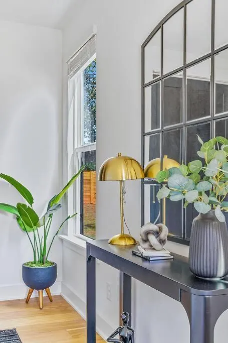Modern 4Br Retreat In Uptown! Villa Charlotte