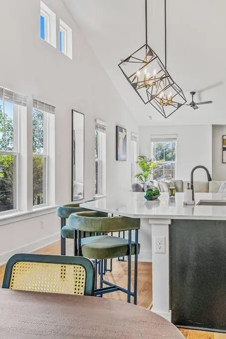 Modern 4Br Retreat In Uptown! Villa Charlotte