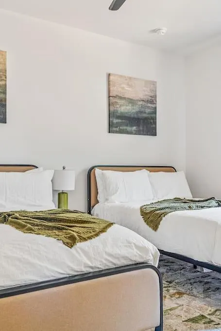Modern 4Br Retreat In Uptown! Villa Charlotte