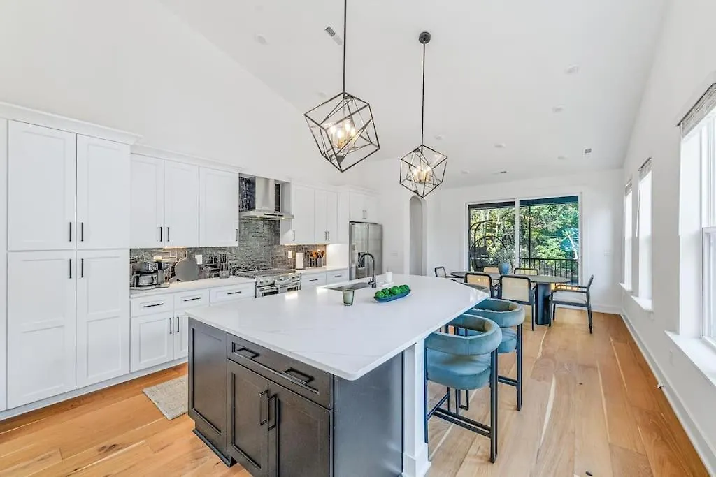 Modern 4Br Retreat In Uptown! Villa Charlotte Holiday home
